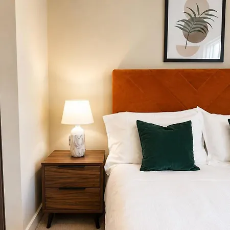 The Pullman - Stylish By Station & Walls *