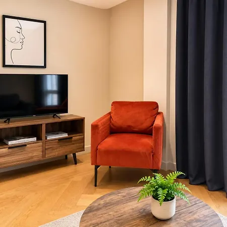 The Pullman - Stylish By Station & Walls