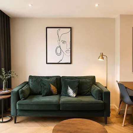 The Pullman - Stylish By Station & Walls *